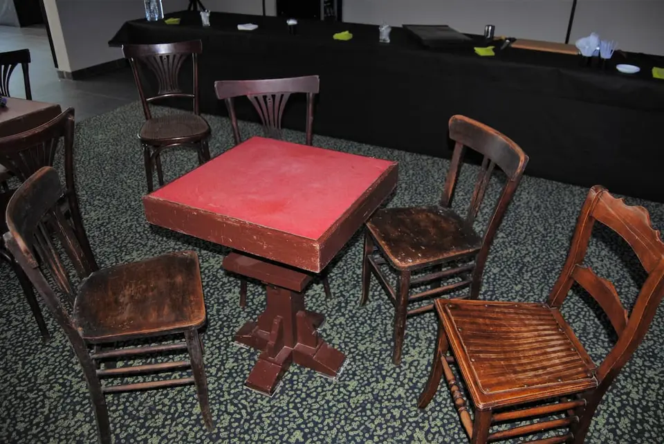 Table carrée dessus Bakélite rouge