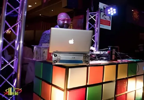 Table DJ Rubik's Cube