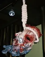 Tête coupée sanglante avec corde pendu