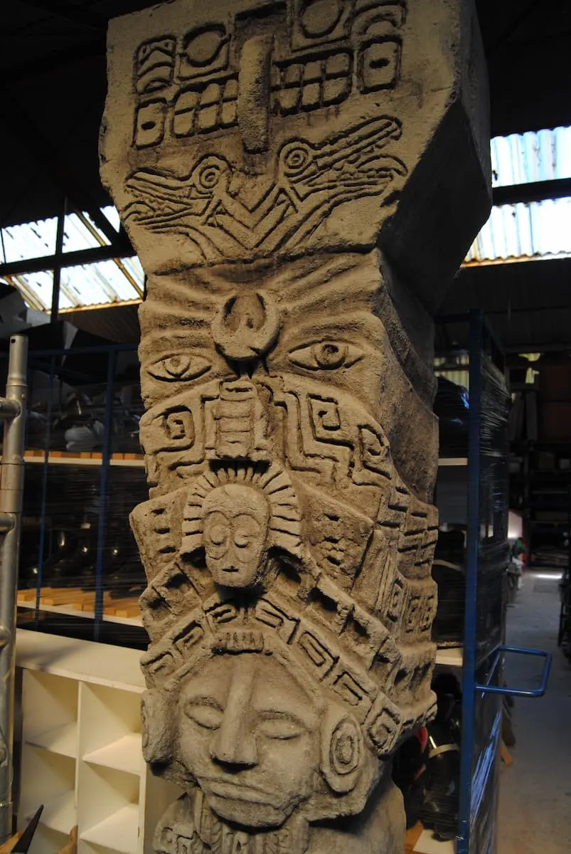 Totem égyptien sculpté