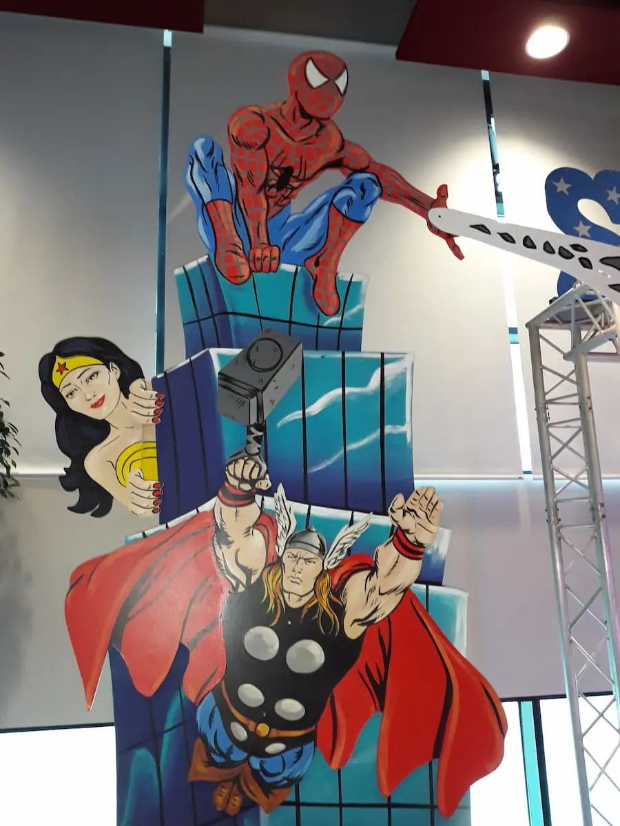 Totem Super Héros Building avec personnages