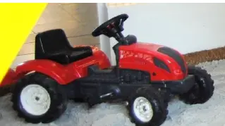 Tracteur rouge avec remorque