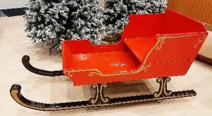 Traineau en bois rouge/noir/or sur roulettes