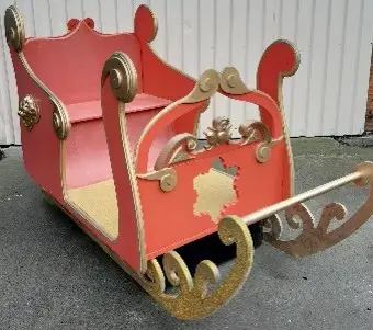 Traineau en bois rouge/or