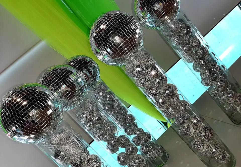 Vase avec boule a facettes lumineuse