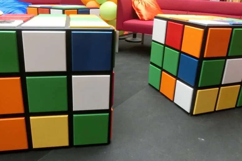 Poufs Rubik's Cube géants, exemple de décoration événementielle pour soirées à thème