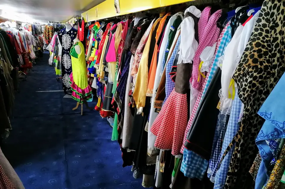 Rayons de déguisements de carnaval colorés, adultes et enfants, dans le magasin Attitude Show à Tournai