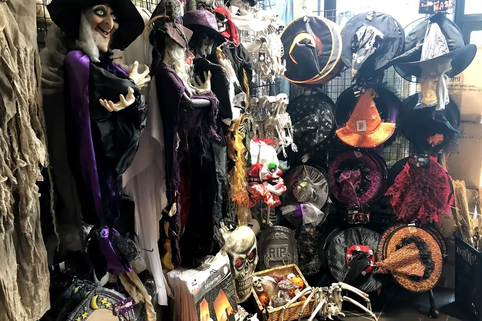 Coin Halloween du magasin : sorcières, chapeaux, masques et décorations effrayantes