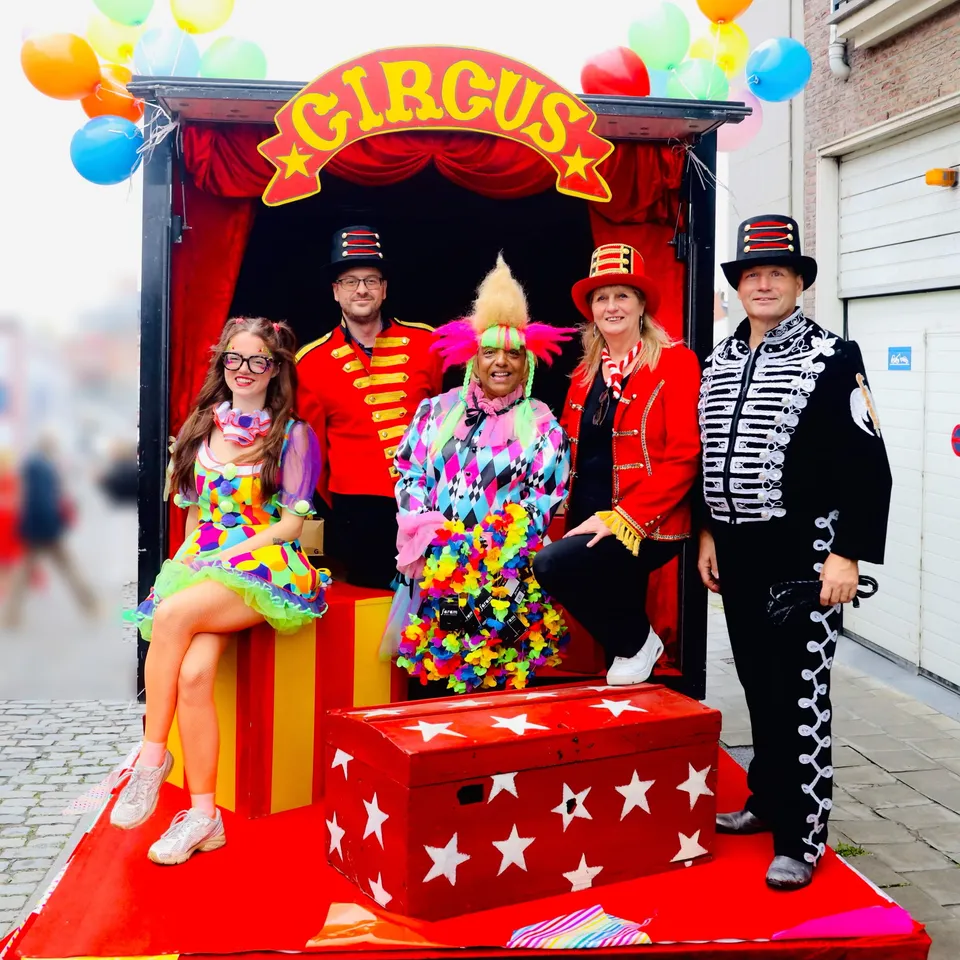 L'équipe d'Attitude Show en costumes de cirque, devant un décor « Circus »