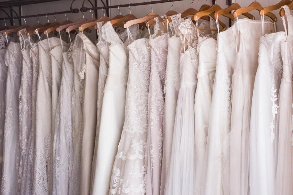 Robes de mariée blanches sur portant, disponibles à la location à Tournai