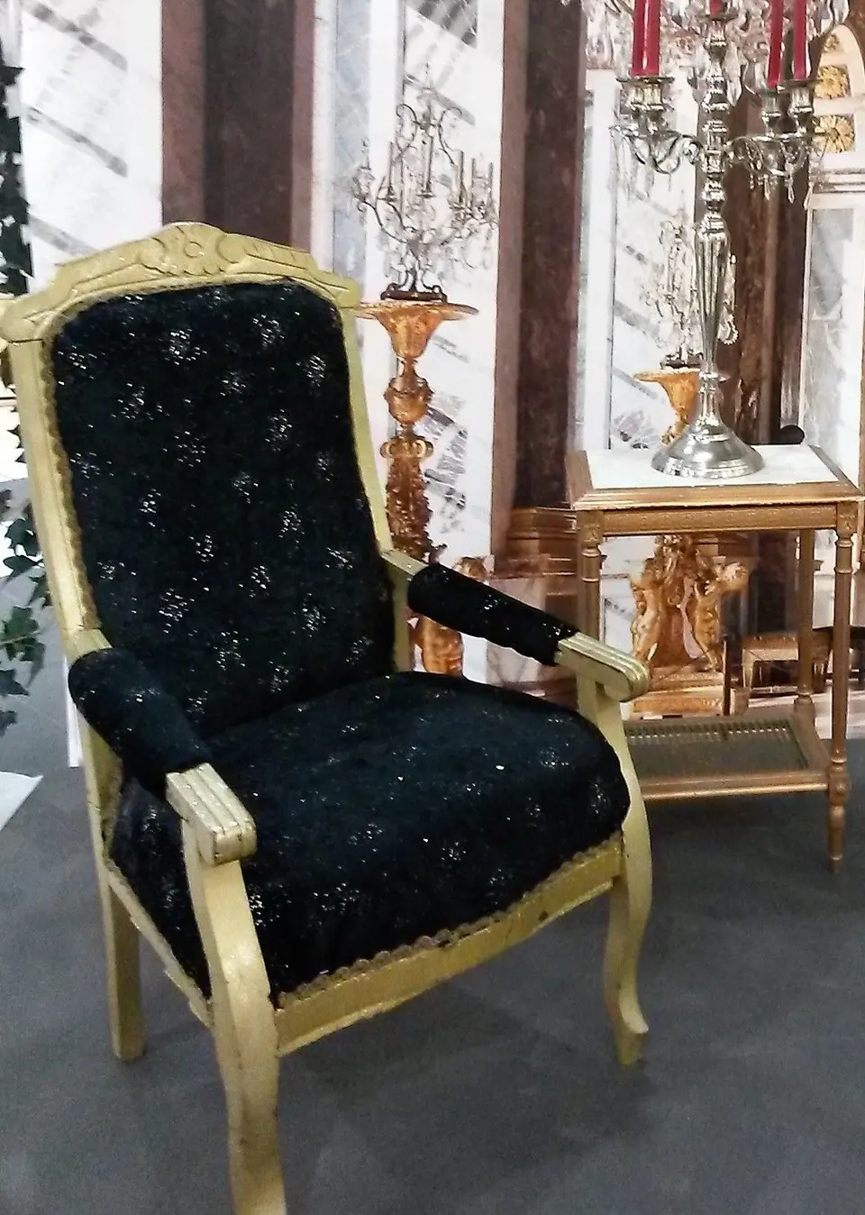 Fauteuil Voltaire doré, tissu noir pailleté
