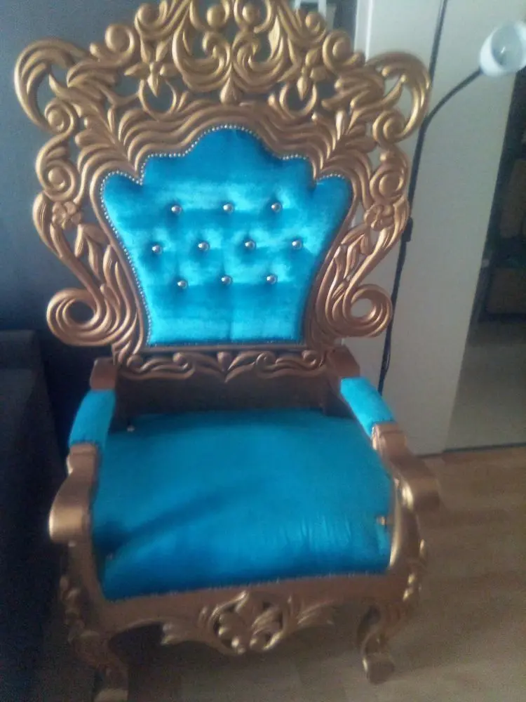 Trône doré sculpté, dossier capitonné et assise en velours bleu turquoise