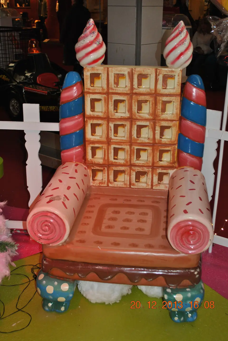 Trône Bonbon en sucreries factices, dossier gaufre et accoudoirs en biscuits roulés