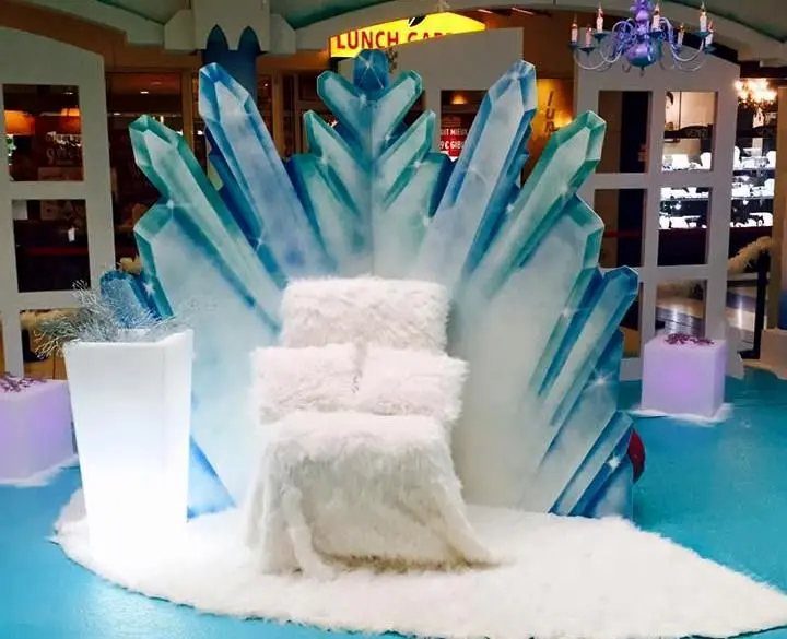 Trône fauteuil blanc drapé de fourrure devant un éventail de cristaux de glace