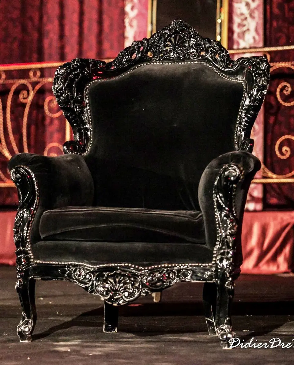 Trône baroque en velours noir à moulures argentées