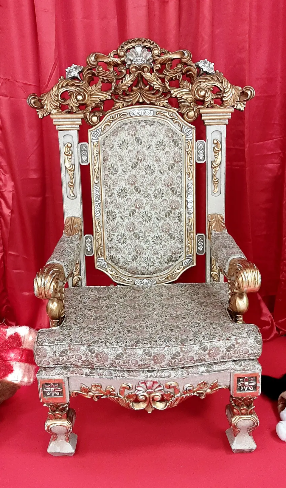 Trône sculpté or et beige, assise et dossier en tissu brodé