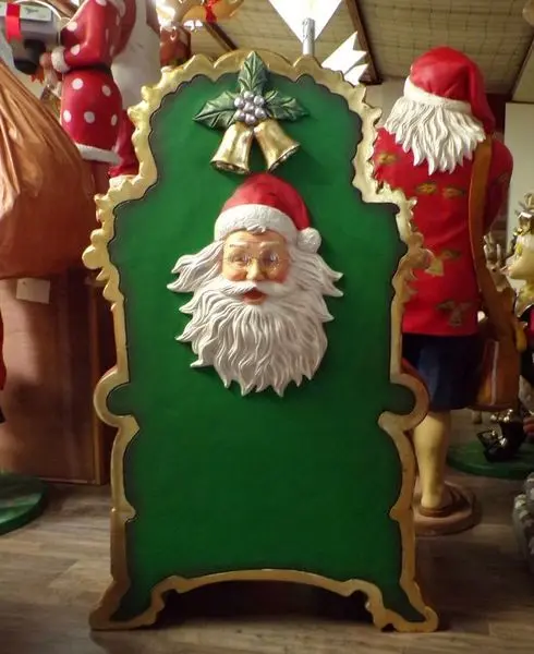 Dos vert du trône du Père Noël, décoré d'une tête de Père Noël en relief et de cloches