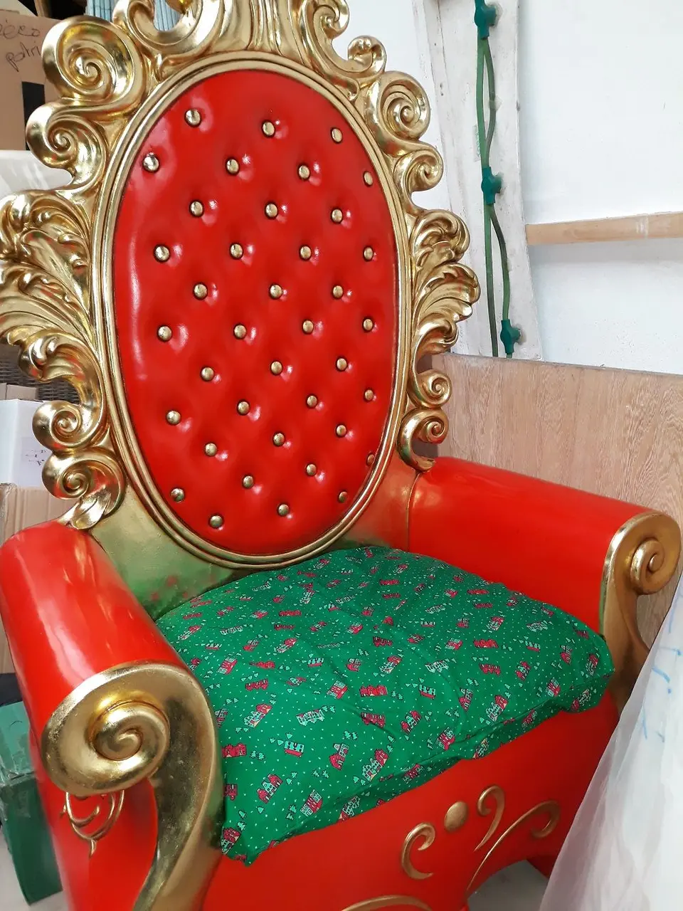Trône rouge capitonné à dorures, assise verte