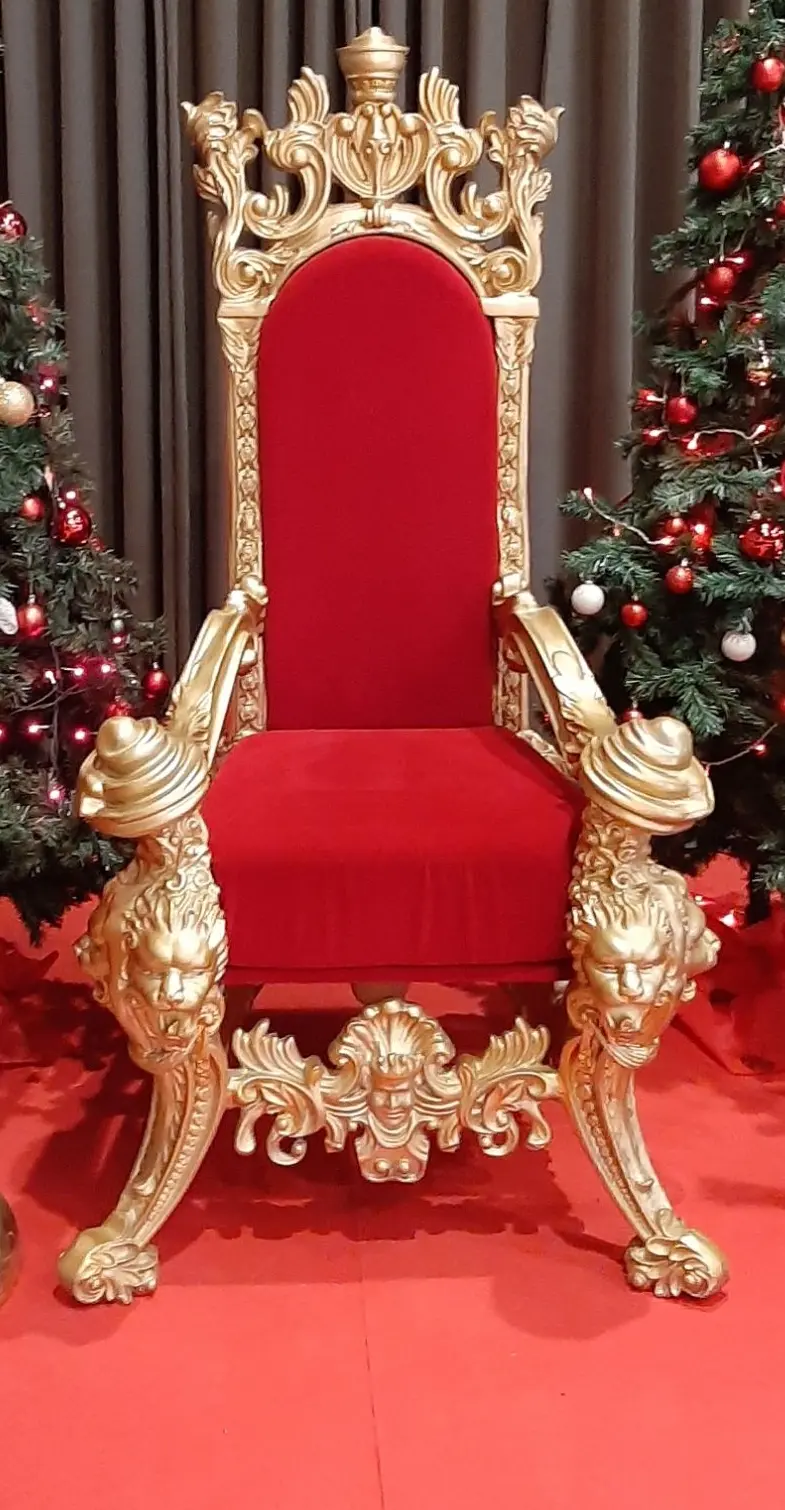 Trône XXL en velours rouge à dorures sculptées, couronne au dossier et têtes de lion aux accoudoirs